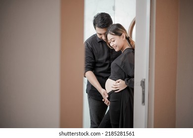 Hamil, Sragen, Indonesia, 25 Juni 2022 : Husband And Wife Holding A Pregnant Belly