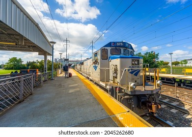 Hamilton, NJ USA  09 18 2021 Amtrak Work Train EMD SDP40F #575 Going Past Hamilton Station On The Northeast Corridor Line