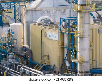 HAMILTON, ON, CANADA - July 7, 2022: The Bunge Logo, An Agribusiness And Food Ingredient Company, Is Seen On The Side Of An Oilseed Processing Plant In Hamilton.