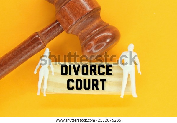 hammer hammer, male and female icons with the word\
divorce court