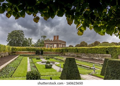 Hampton Court Palace Garden Stock Photo 160623650 | Shutterstock