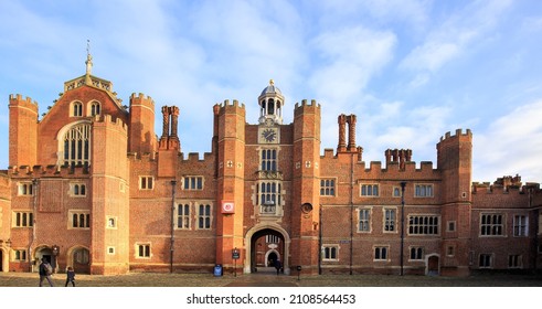 Hampton Court Palace, London, 2022.  Famous For Being The Residence Of Henry VIII And His 6 Wives, The Palace Is Run By Historic Palaces And Is A Popular Tourist Attraction. 