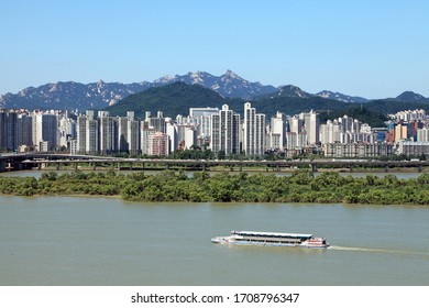 Han River And Cruise Ship Scenery - Seoul, Korea