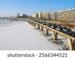 Han River filled with snow and ice, Gangbyeonbuk-ro