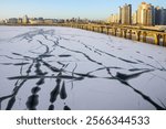 Han River filled with snow and ice, Gangbyeonbuk-ro