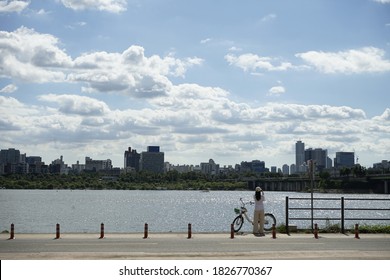 In the Han River Park, you can see bikers and clear skies.                                 