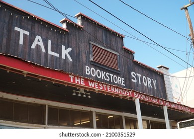 Hanapepe, Hawaii, USA. Thursday, ‎October ‎7, ‎2021. The Talk Story Bookstore Is The Most Western Book Store In The United States.