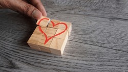 Icône De Coeur Rouge Pour Organiser Des Cubes En Bois. Copier L'espace Du Texte. Amour, Concept De La Saint-Valentin