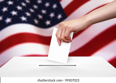 Hand mit Stimmzettel und Box auf Flagge der USA