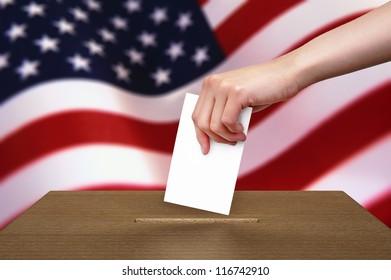 Hand mit Wahlzettel und Holzbox auf der Flagge der USA