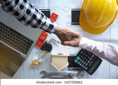 Hand in hand between project contractors and customers due to negotiation of expenses and investments, construction and repair of residential buildings.       