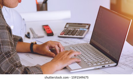 Hand Of Business Woman Working And Look Directions Change Average Line Share Price Movement Stock Trading In The Up And Down On The Display Screen Laptop. Selective Focus