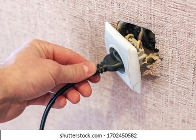 Hand Disconnects Or Connects The Plug To A Broken Outlet, Risk Of Electric Shock.