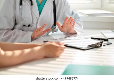 Hand der Ärztin, die ihre weibliche Patientin beruhigt. Medizinische Ethik und Vertrauenskonzept