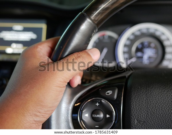 hand of driving on the\
steering wheel.