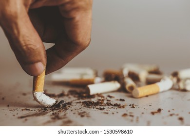 La cigarette éteint la main.La cigarette provoque une dépendance au cancer.Campagne de réduction du tabagisme à la Journée mondiale sans tabac.