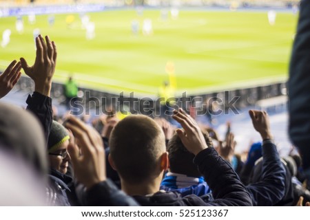 Hand fans who clap their hands at the stadium