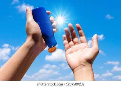 Hand der Frau, die Sonnenschutzmittel hält. Sehr sonniges Licht Hintergrund.Gesundheitskonzepte und Hautpflege