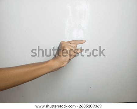 hand gesture indicating something small using the thumb and index finger 