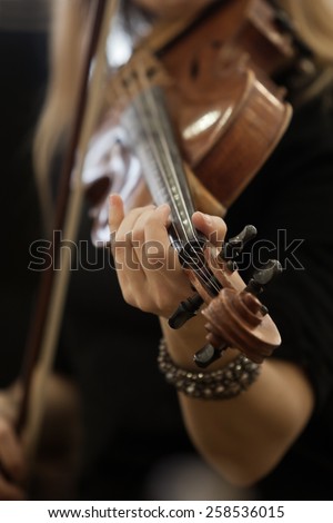 Hand girl playing the violin