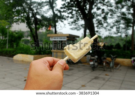 Hand hold a bite pop icecream 