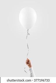 Hand hold blank white balloon mock up isolated. Baloon mockup art design. Pattern, logo, texture prentation.