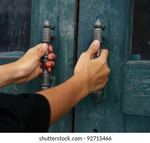 hand hold handle of wood door