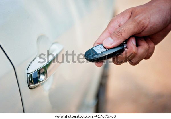 Hand hold key\
Opening car door /Focus\
selection