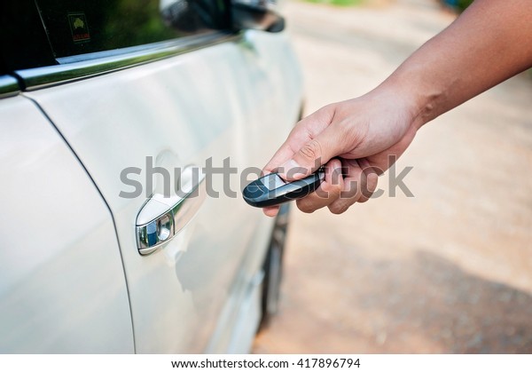 Hand hold key\
Opening car door /Focus\
selection