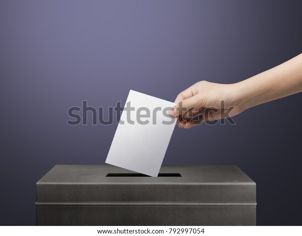 選挙の背景に選挙投票コンセプト用の投票用紙を持つ手 の写真素材 今すぐ編集