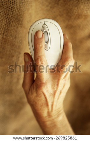 hand holding computer mouse