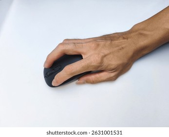 Mão segurando o mouse do computador no fundo branco