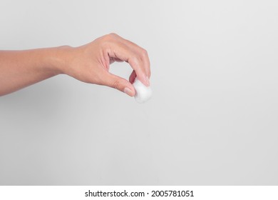 ็Man Hand Holding A Cotton Ball On Gray Background