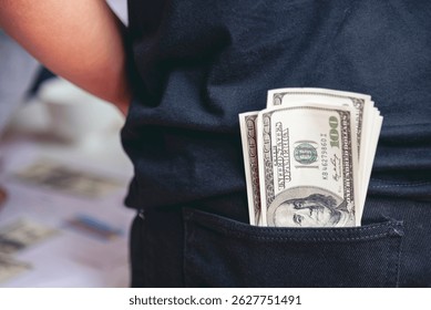 La mano que sostiene la nota bancaria del dólar del dinero del préstamo da el pago financiero. Manos del hombre que muestran el Pago de efectivo de cambio de 100 dólares. Concepto de corrupción de soborno de soborno de billetes de dinero de Saving Businessman.