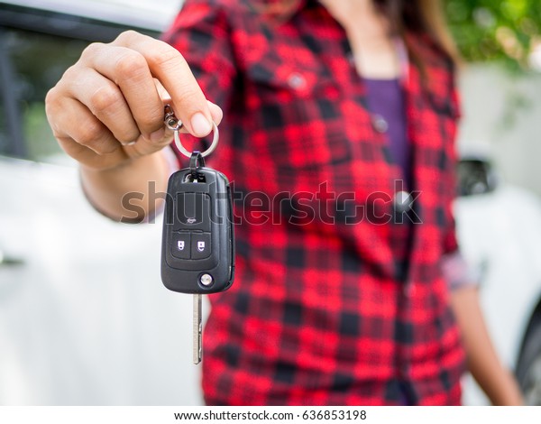 hand holding\
the remote control car alarm\
systems