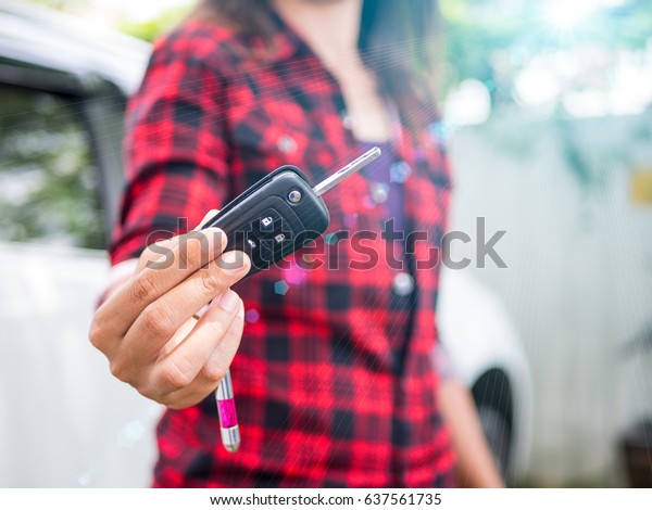 hand holding\
the remote control car alarm\
systems