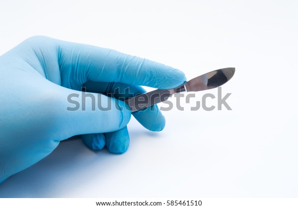 メスを持つ手 青い手袋にメスを入れた外科医の手のひら 手術 手術 治療 整形手術 手術 手術科 病院の仕事のコンセプト写真 の写真素材 今すぐ編集