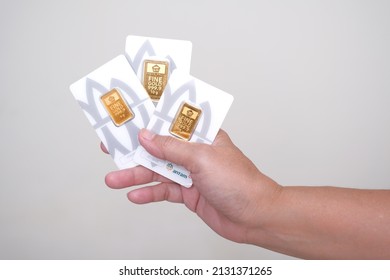 Hand Holding Solid Gold Bars In Jakarta, 25 February 2022