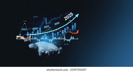 Una mano sostiene un gráfico financiero que muestra las tendencias al alza del mercado de 2021 a 2025 con patrones de velas, sobre un fondo oscuro, que simbolizan las previsiones financieras y el crecimiento futuro