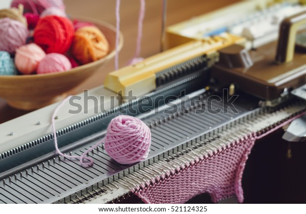 手編み機。編み機とは、半自動または全自動で編み物を作るのに用いられる装置である。写真素材521124325 | Shutterstock