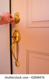 Hand Locking A Dead Bolt (Deadbolt) With A Key