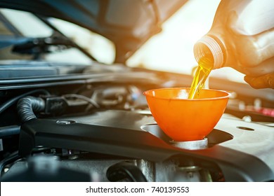 Hand Mechanic Repairing Carchange Oil Stock Photo 740139553 | Shutterstock