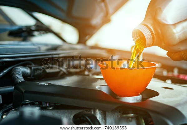 Hand mechanic in\
repairing car,Change the\
Oil