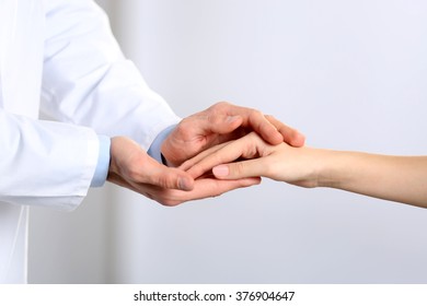 Доверие пациента. Руки врача и пациента. Руки врача. Доверие пациента к врачу. Рукопожатие доктор и пациент.