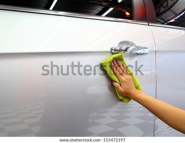 Hand with a\
microfiber wipe the car\
polishing