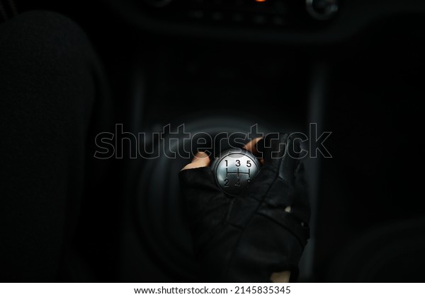 Hand on car gear knob. The driver switches\
the speed in the car. Hand on gear\
lever.