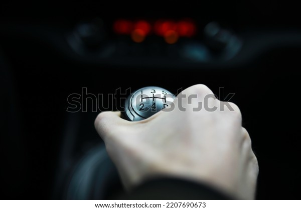Hand on car gear knob. The driver switches\
the speed in the car. Hand on gear\
lever.