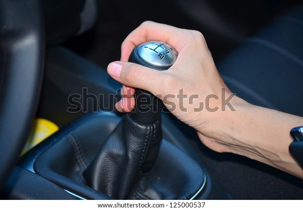 hand on manual gear shift\
knob