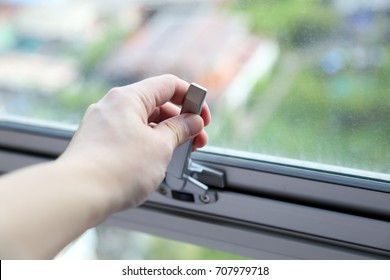 Hand Open Or Close The Awning Window