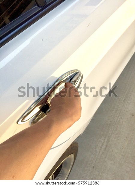 A hand open or\
close door car.close up.